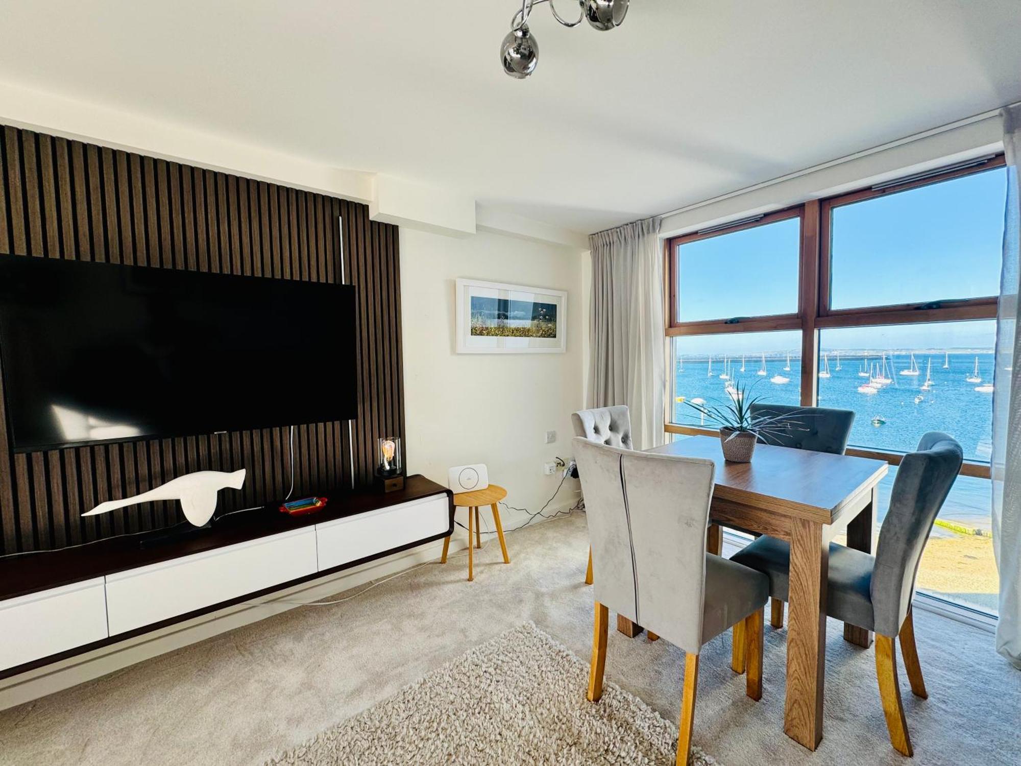 Marina Sea View Apt - Second Floor With Lift, Modern Holyhead Exterior photo